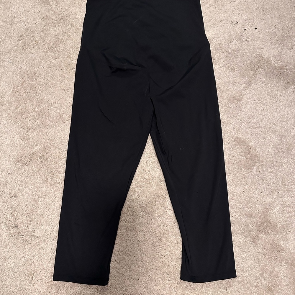 Black maternity activewear capris